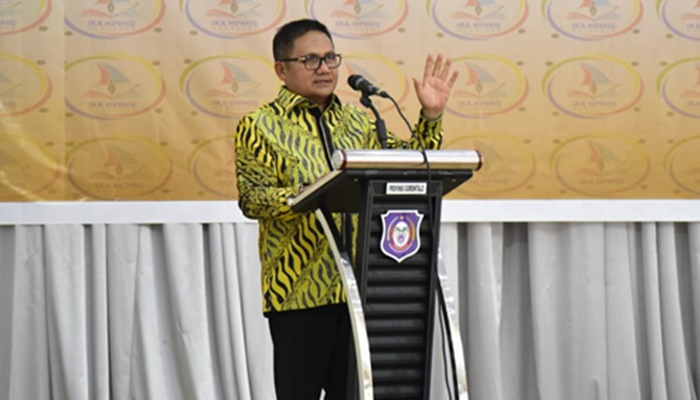 Walikota Gorontalo, Marten Taha saat memberi sambutan pada acara Halal Bihalal IKA HPMIG Makassar. (Foto: Ist)