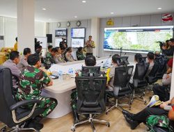 Kapolri Jenderal Listyo Sigit Prabowo bersama dengan Panglima TNI Laksamana Yudo Margono, meninjau langsung 91 Command Center. (Foto: Ist)