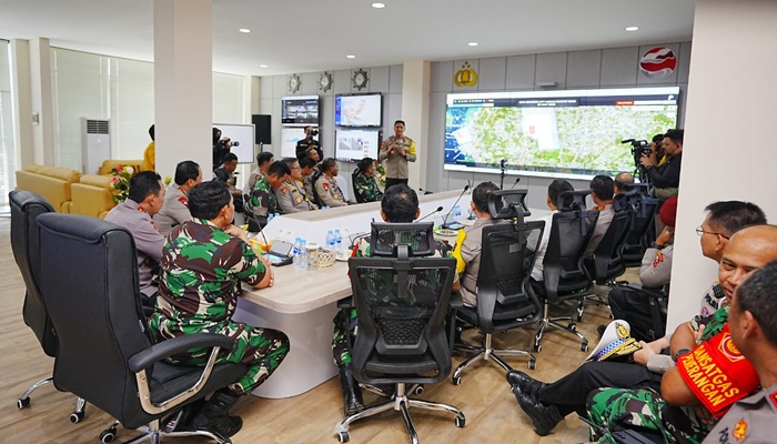 Kapolri Jenderal Listyo Sigit Prabowo bersama dengan Panglima TNI Laksamana Yudo Margono, meninjau langsung 91 Command Center. (Foto: Ist)