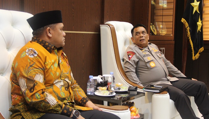 Kapolda Gorontalo Irjen Pol Drs. Angesta Romano Yoyol M.M (kanan) saat bertemu dengan Rektor UNG, Dr. Ir. Eduart Wolok, ST, MT. (Foto: Ist)