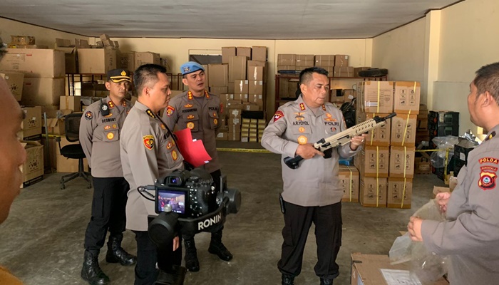 Kapolda Gorontalo, Irjen Pol Drs. Angesta Romano Yoyol mengecek gudang senjata, Senin (8/5). (Foto: Ist)