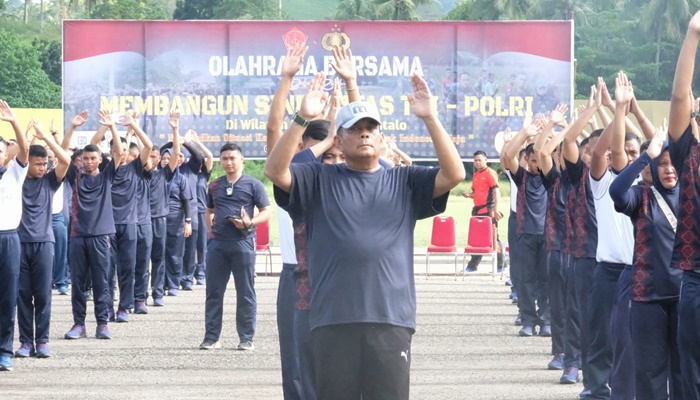 Kapolda Gorontalo Irjen Pol Drs. Angesta Romano Yoyol, MM saat berolahraga di Lapangan Korem 133/NWB. (Foto: Ist)