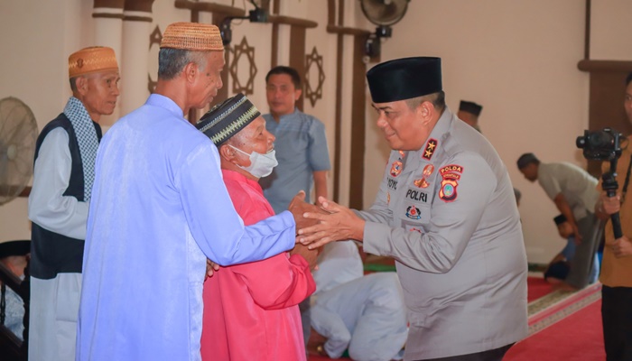 Kapolda Gorontalo Irjen Pol. Drs. Angesta Romano Yoyol saat bersilaturahmi di Kwandang. (Foto: Ist)