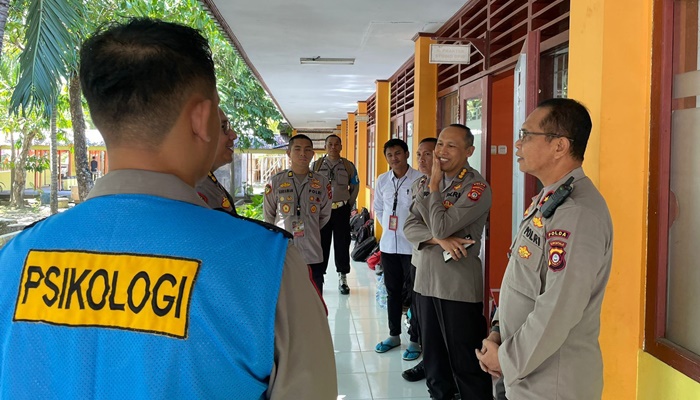 Wakapolda Gorontalo Brigjen Pol. Drs. Pudji Prasetijanto Hadi, MH saat memantau tes psikologi calon anggota Polri. (Foto: Ist)