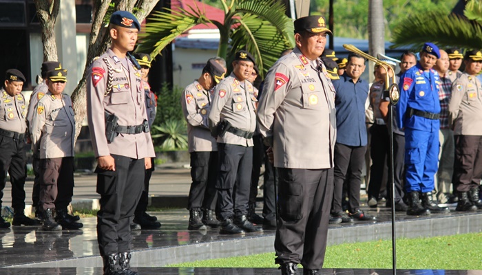 Kapolda Gorontalo Irjen Pol. Drs. Angesta Romano Yoyol saat memimpin apel pagi pada Selasa (2/5). (Foto: Ist)