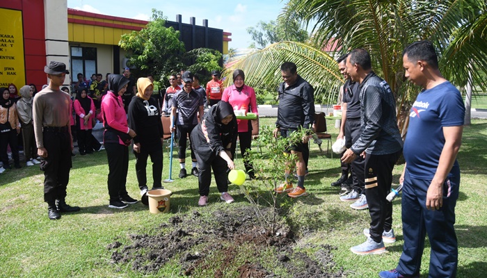 Gerakan Tanam Pohon yang digelar Polda dan Bhayangkari di Markas SPN Gorontalo. (Foto: Ist)