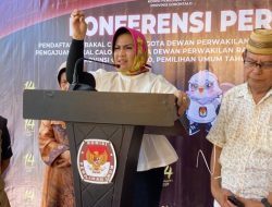 Rahmijati Jahja saat berada di atas podium usai mendaftar di KPU Provinsi Gorontalo, Kamis (11/5). (Foto: Ist)