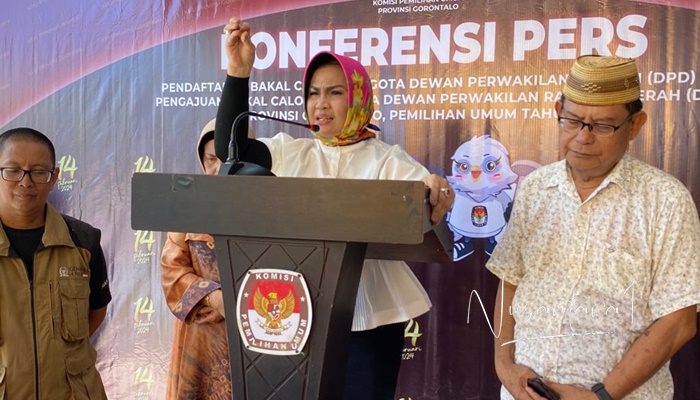 Rahmijati Jahja saat berada di atas podium usai mendaftar di KPU Provinsi Gorontalo, Kamis (11/5). (Foto: Ist)