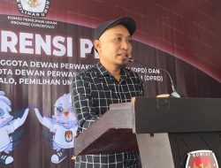 Ronald S. Bidjuni di konferensi pers usai mendaftar di KPU Gorontalo. (Foto: Ist)