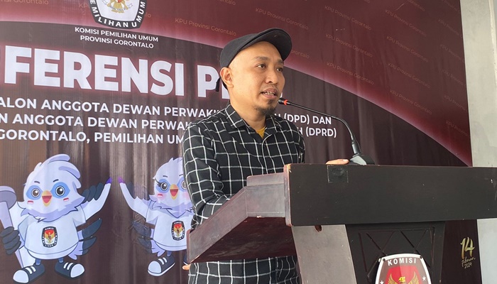 Ronald S. Bidjuni di konferensi pers usai mendaftar di KPU Gorontalo. (Foto: Ist)