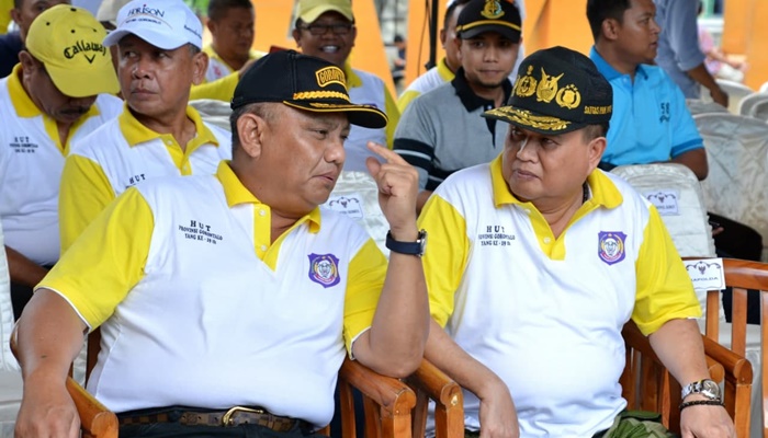 Rusli habibie Idris Rahim Pasangan Rusli Habibie - Idris Rahim saat memimpin Provinsi Gorontalo selama 10 tahun. Kini kemesraan mereka terusik dengan sikap politik pada Pemilu 2024 mendatang. (Foto: Ist)