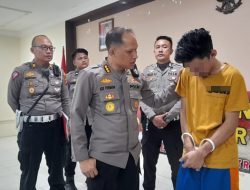 Kapolresta Gorontalo Kota, Kombes Pol. Dr. Ade Permana bersama pelaku tabrak lari (kaus kuning) sesaat setelah konferensi pers, Jumat (19/5). (Foto: Ist)