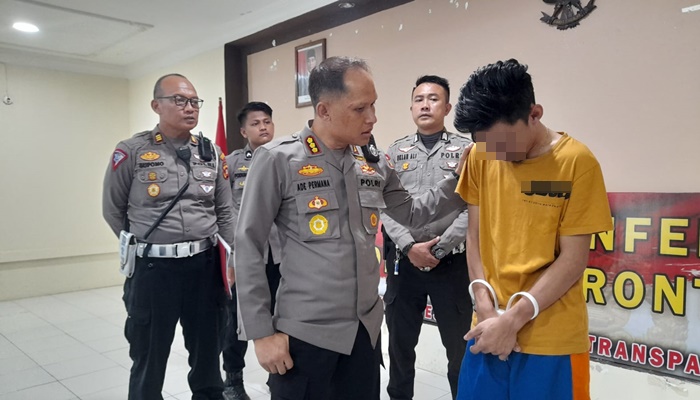 Kapolresta Gorontalo Kota, Kombes Pol. Dr. Ade Permana bersama pelaku tabrak lari (kaus kuning) sesaat setelah konferensi pers, Jumat (19/5). (Foto: Ist)