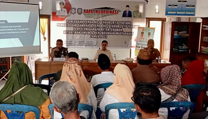 Komisi I DPRD Provinsi Gorontalo saat menggelar rapat koordinasi Penegakan Perda No. 3 Tahun 2013 Tentang Pengelolaan Sampah di Desa Talobutu Selatan. (Foto: Ist)