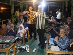 Meike kamaru saat menggelar rapat Focus Group Discussion dan sosialisasi pengelolaan arsip di Rumah Makan Tepi Sawah, Kecamatan Kota Tengah, Senin (26/6). (Foto: Ist)