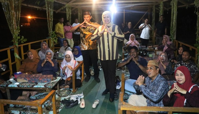 Meike kamaru saat menggelar rapat Focus Group Discussion dan sosialisasi pengelolaan arsip di Rumah Makan Tepi Sawah, Kecamatan Kota Tengah, Senin (26/6). (Foto: Ist)