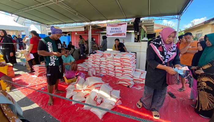 Afni 12 Lokasi pasar murah tempat anggota DPRD Provinsi Gorontalo, Adhan Dambea membagikan 1.500 kupon. (Foto: Ist)