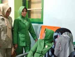 Legislator Puncak Botu, Sitty Nurain Sompie (kiri) hadiri kegiatan donor darah dalam rangka menyambut HUT ke 65 Kodam XIII/Merdeka yang digelar Korem 133 Nani Wartabone di aula Makodim 1304 Gorontalo. (Foto: Ist)