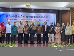 Asisten II Setda Provinsi Gorontalo, Handoyo Sugiharto bersama Kepala BNN Provinsi Gorontalo serta rektor/direktur perguruan tinggi se-Provinsi Gorontalo mencanangkan Kampus Bersih Narkoba, Kamis (8/6). (Foto: Nusantara1)