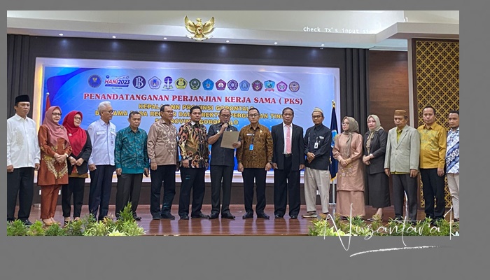 Asisten II Setda Provinsi Gorontalo, Handoyo Sugiharto bersama Kepala BNN Provinsi Gorontalo serta rektor/direktur perguruan tinggi se-Provinsi Gorontalo mencanangkan Kampus Bersih Narkoba, Kamis (8/6). (Foto: Nusantara1)