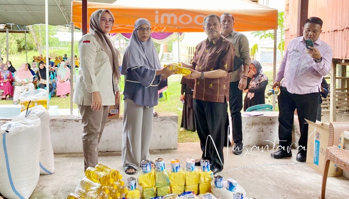 Ketua DPRD Provinsi Gorontalo Paris Yusuf saat menyerahkan bantuan secara simbolis di Desa Tualango, Kecamatan Tilango, Kabupaten Gorontalo. (Foto: Nusantara1)