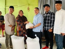 Ketua DPRD Provinsi Gorontalo, Paris Jusuf saat menyerahkan bantuan UMKM pada tiga desa di Kecamatan Telaga Jaya, Kabupaten Gorontalo. (Foto: Ist)