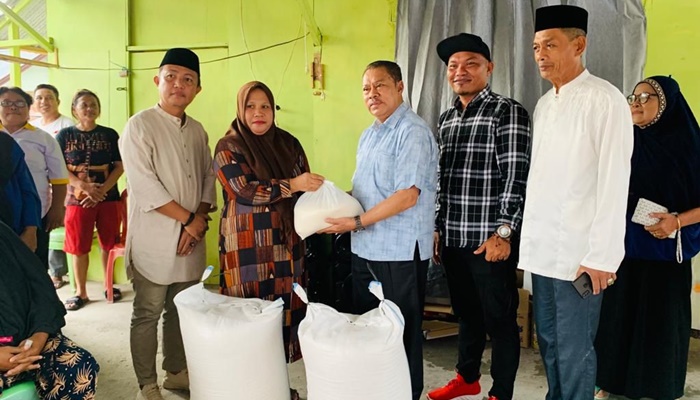 Ketua DPRD Provinsi Gorontalo, Paris Jusuf saat menyerahkan bantuan UMKM pada tiga desa di Kecamatan Telaga Jaya, Kabupaten Gorontalo. (Foto: Ist)