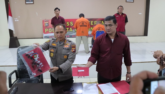 Kapolresta Gorontalo Kota Kombes Pol Dr. Ade Permana, SIK, MH yang didampingi Kasat Reskrim Kompol Leonardo Widharta, SIK saat menggelar konferensi pers terkait dengan Curanmor. (Foto: Ist)