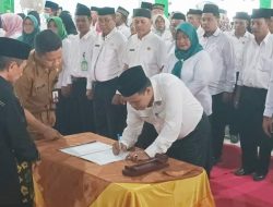 Bupati Gorontalo, Nelson Pomalingo mengambil sumpah dan melantik Pejabat Fungsional serta mengukuhkan Koordinator Wilayah Pendidikan Kecamatan. (Foto:Ist)