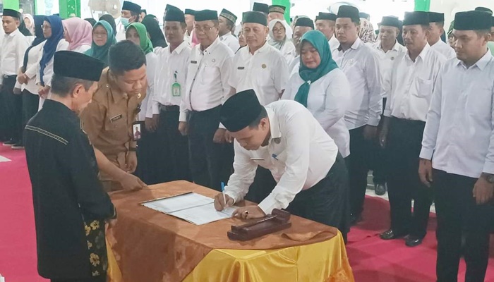 Bupati Gorontalo, Nelson Pomalingo mengambil sumpah dan melantik Pejabat Fungsional serta mengukuhkan Koordinator Wilayah Pendidikan Kecamatan. (Foto:Ist)