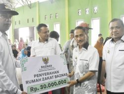 Bupati Gorontalo, Nelson Pomalingo menyalurkan bantuan lewat program kemanusiaan berupa sembako dan rumah zakat. (Foto: Ist)