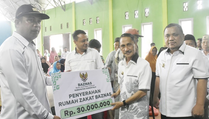 Bupati Gorontalo, Nelson Pomalingo menyalurkan bantuan lewat program kemanusiaan berupa sembako dan rumah zakat. (Foto: Ist)