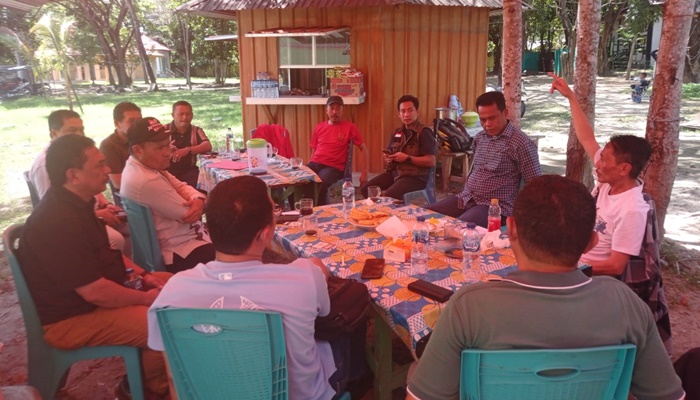 Tampak Bupati Gorontalo Nelson Pomalingo membahas persiapan World Coconut Day 2023. (Foto:Ist)