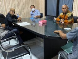 Mohamad Ismail warga Dusun 3, Desa Dumati, Kecamatan Telaga Biru saat mengadu di Komisi I DPRD. (Foto: Ist)