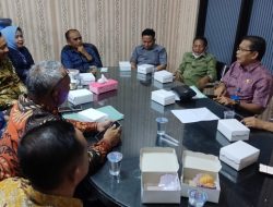 Suasana rapat Komisi l DPRD Kabupaten Gorontalo dengan sejumlah instansi terkait identifikasi Kades dan aparat desa yang ikut Pileg. (Foto: Ist)