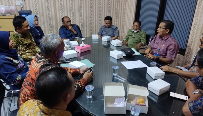 Suasana rapat Komisi l DPRD Kabupaten Gorontalo dengan sejumlah instansi terkait identifikasi Kades dan aparat desa yang ikut Pileg. (Foto: Ist)