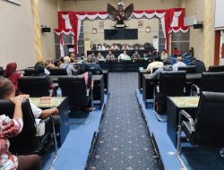 Suasana RDP Komisi II DPRD Kabupaten Gorontalo bersama OPD dan masyarakat Tibawa di ruang rapat paripurna DPRD setempat, Senin (19/6). (Foto: Ist)