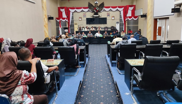 Suasana RDP Komisi II DPRD Kabupaten Gorontalo bersama OPD dan masyarakat Tibawa di ruang rapat paripurna DPRD setempat, Senin (19/6). (Foto: Ist)