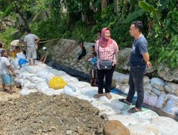 Anggota DPRD Kabupaten Gorontalo, Aleg Asni U. Menu saat meninju pelaksanan pekerjaan secara swadaya yang dilakukan warga. (Foto: Ist)