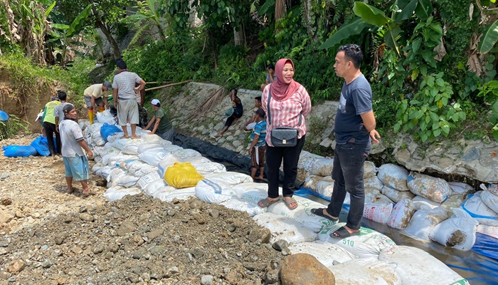 Anggota DPRD Kabupaten Gorontalo, Aleg Asni U. Menu saat meninju pelaksanan pekerjaan secara swadaya yang dilakukan warga. (Foto: Ist)