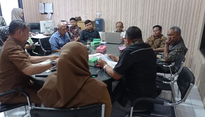 Suasana rapat Komisi l dengan para pengusaha ayam di wilayah Kabupaten Gorontalo belum lama ini. (Foto: Ist)
