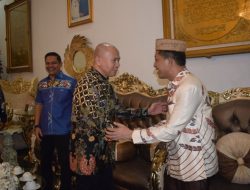 Kajari lama, Armen Wijaya saat bersalaman dengan Ketua Fraksi PPP Jayusdi Rivai di acara Pisah Sambut Kajari di rumah dinas. (Foto: Ist)