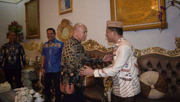 Kajari lama, Armen Wijaya saat bersalaman dengan Ketua Fraksi PPP Jayusdi Rivai di acara Pisah Sambut Kajari di rumah dinas. (Foto: Ist)