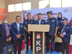 Bacaleg Partai NasDem Kabupaten Gorontalo saat foto bersama dengan KPU Kabupaten Gorontalo seusai melakukan pendaftaran. (Foto: Ist)