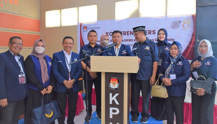 Bacaleg Partai NasDem Kabupaten Gorontalo saat foto bersama dengan KPU Kabupaten Gorontalo seusai melakukan pendaftaran. (Foto: Ist)