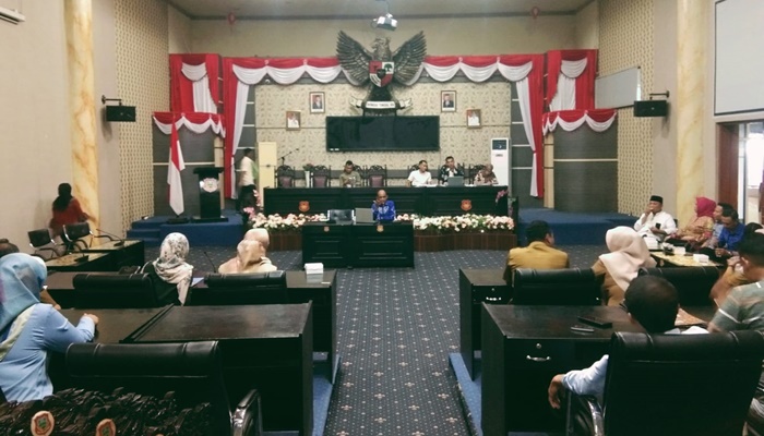 Suasana rapat kerja Komisi l dengan sejumlah OPD terkait, bahas tentang tenaga honorer yang akan dirumahkan. (Foto: Ist)