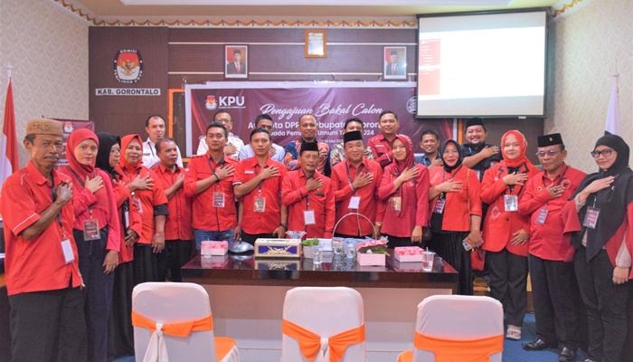 Bacaleg PDIP Kabupaten Gorontalo saat foto bersama seusai mendaftarkan diri di KPU Kabupaten Gorontalo. (Foto: Ist)