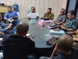 Suasana rapat koordinasi Komisi l dengan sejumlah stakeholder, terkait sejumlah Kepala Desa dan aparat serta BPD yang ikut Bacaleg. (Foto: Ist)