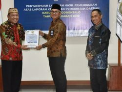 Ketua DPRD Kabupaten Gorontalo, Syam T Ase saat menerima LHP atas LKPD tahun anggaran 2022 yang diserahkan langsung oleh Kepala BPK-RI Perwakilan Provinsi Gorontalo, Rabu (24/5). (Foto: Ist)