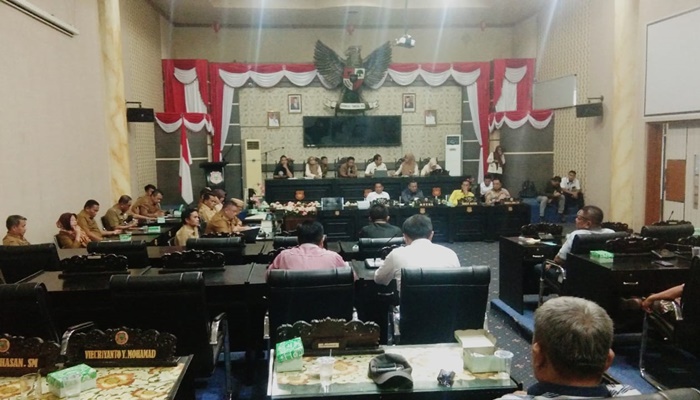 Suasana rapat koordinasi antara Banggar dengan TAPD di ruang paripurna. (Foto: Ist)